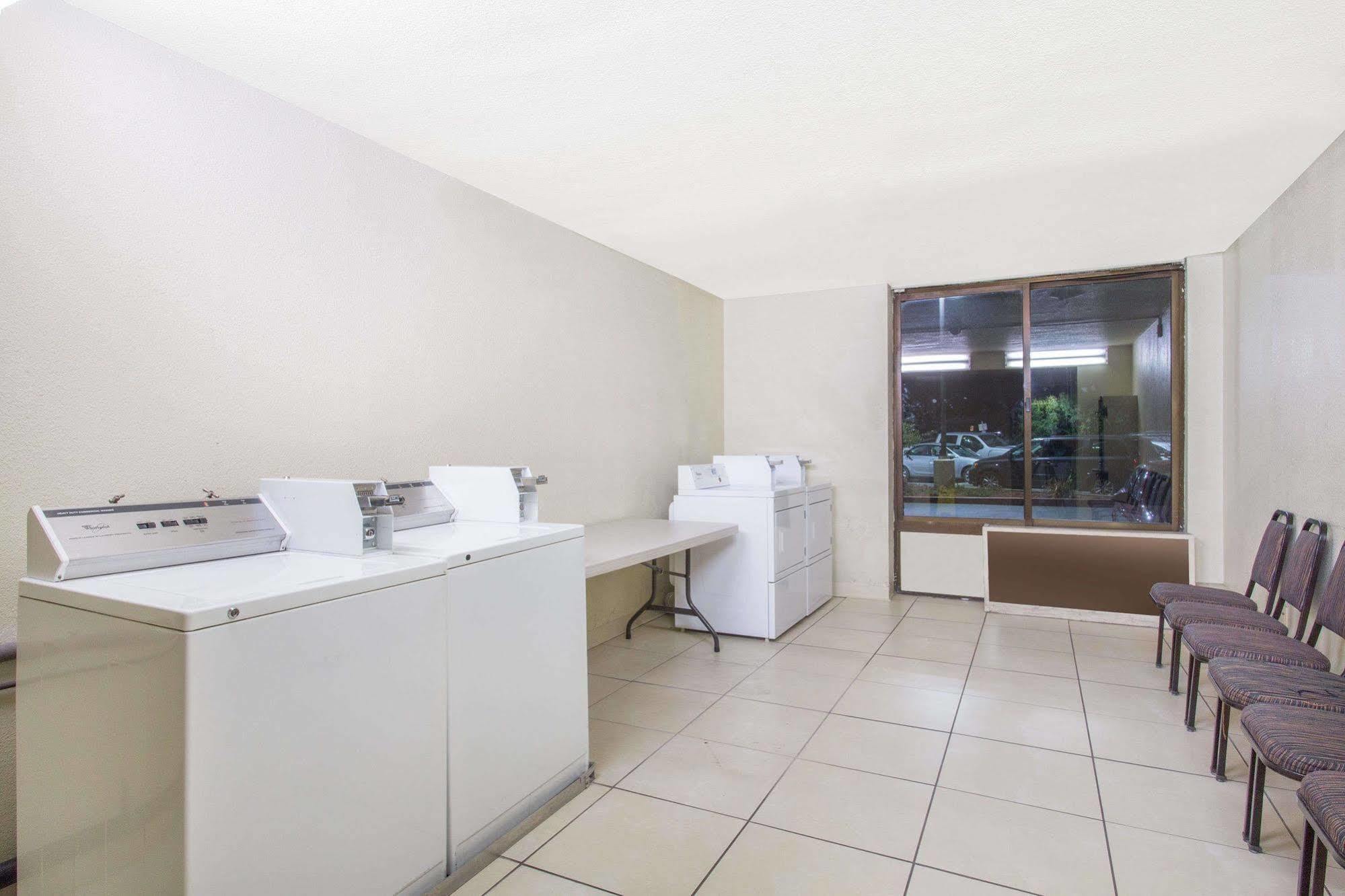 Days Hotel By Wyndham Oakland Airport-Coliseum Номер фото