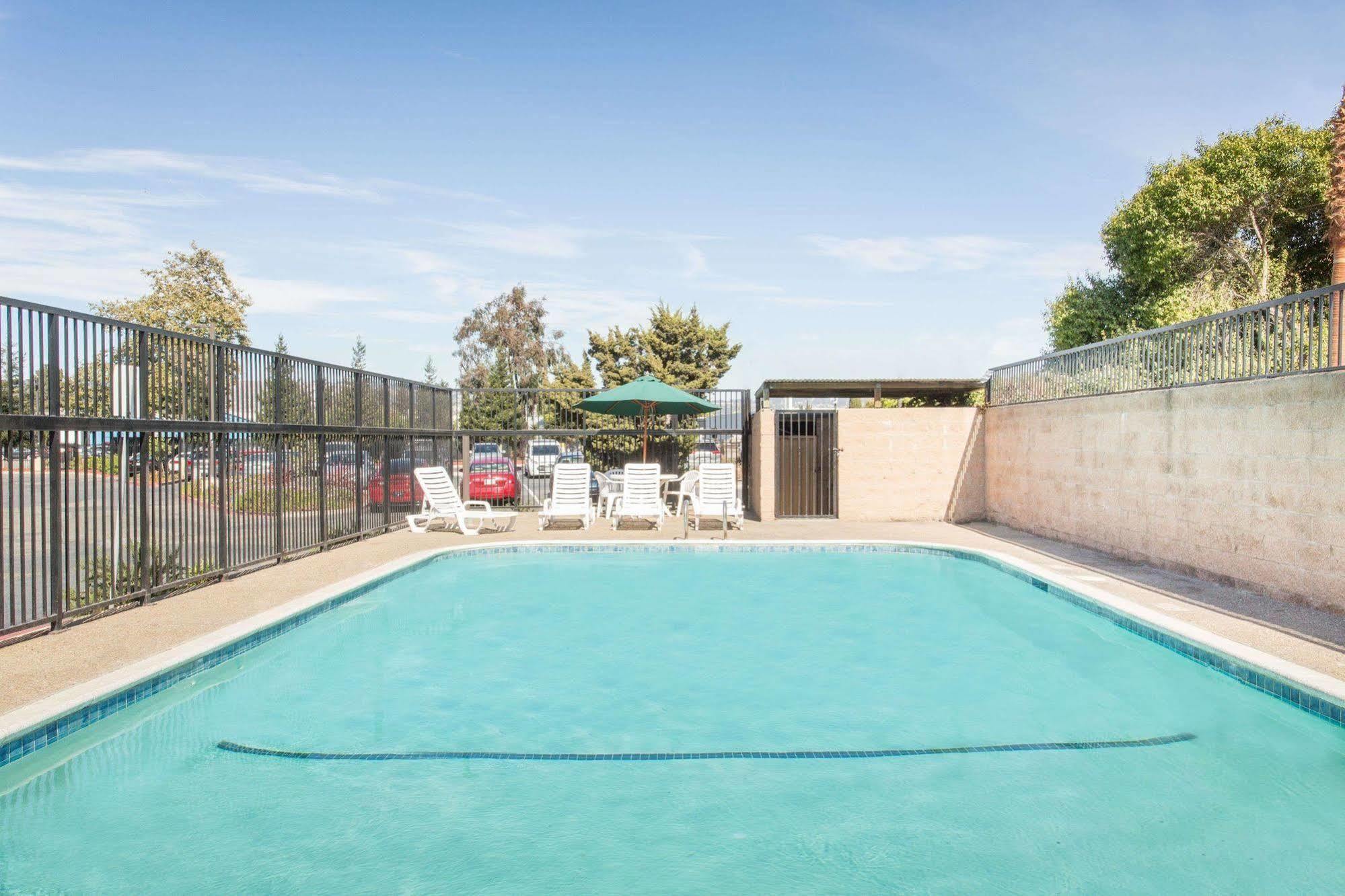 Days Hotel By Wyndham Oakland Airport-Coliseum Екстер'єр фото