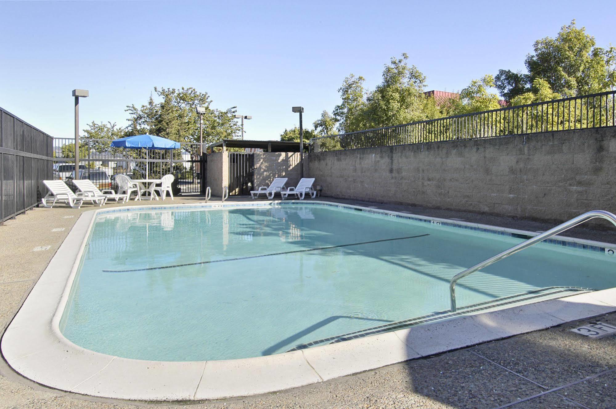Days Hotel By Wyndham Oakland Airport-Coliseum Зручності фото